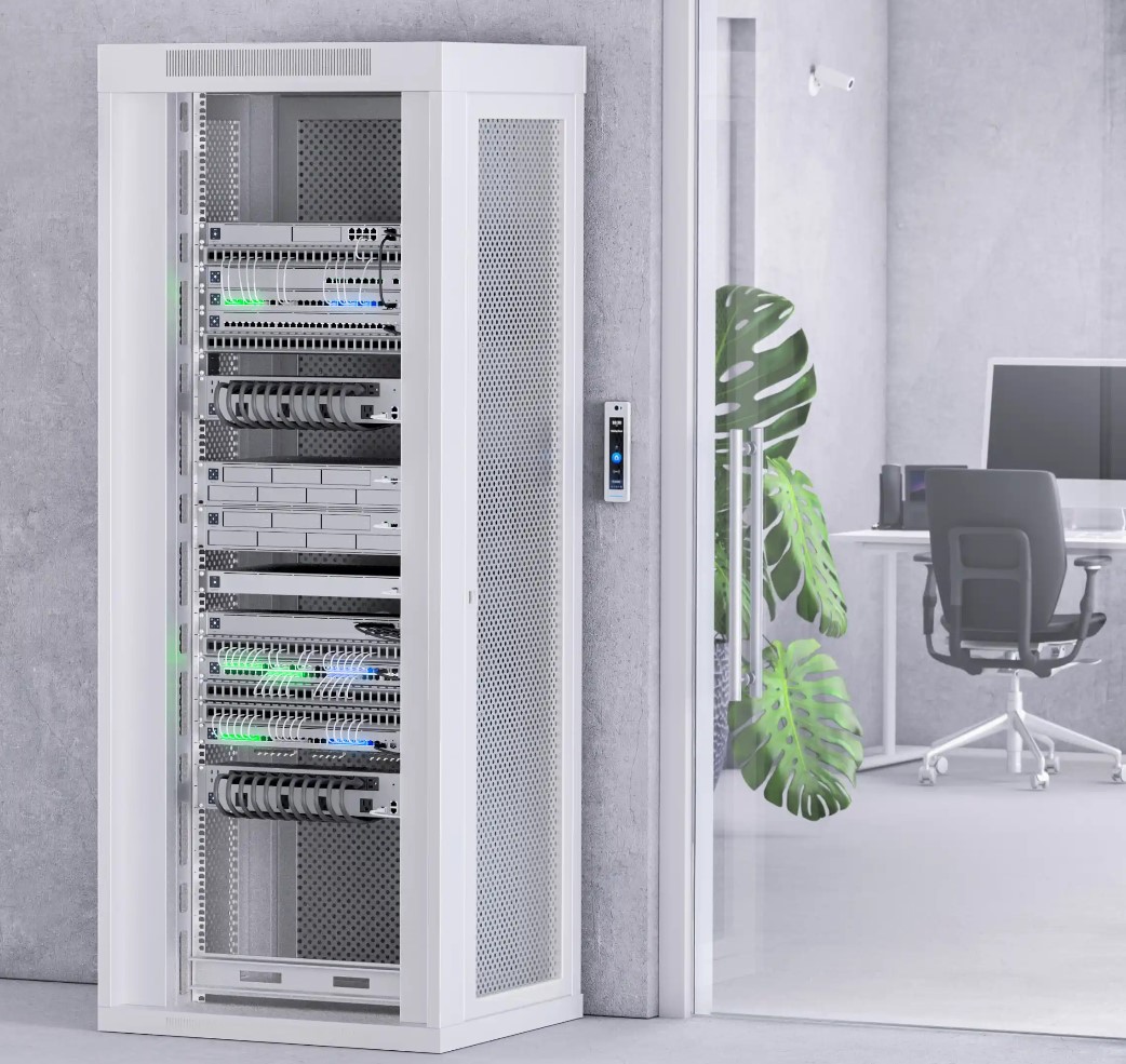 Professional network equipment and structured networking installation